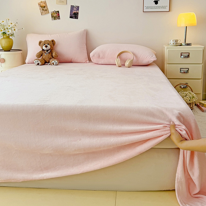 91家纺网 家纺一手货源 找家纺 芷凡家纺 2025新款A类牛奶绒纯色条纹格子床单 牛奶绒床单-嫩粉