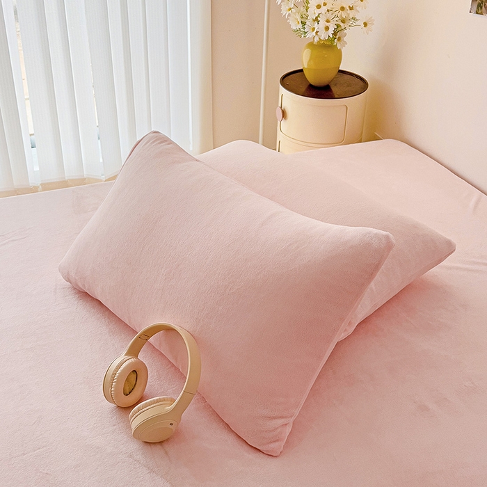 91家纺网 家纺一手货源 找家纺 芷凡家纺 2025新款A类牛奶绒纯色条纹格子床单 牛奶绒床单-嫩粉