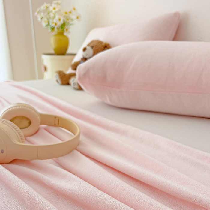 91家纺网 家纺一手货源 找家纺 芷凡家纺 2025新款A类牛奶绒纯色条纹格子床单 牛奶绒床单-嫩粉