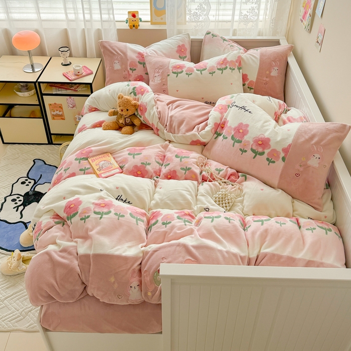 91家纺网 家纺一手货源 找家纺 （总）懒猫家纺 2025新款牛奶绒印花刺绣四件套