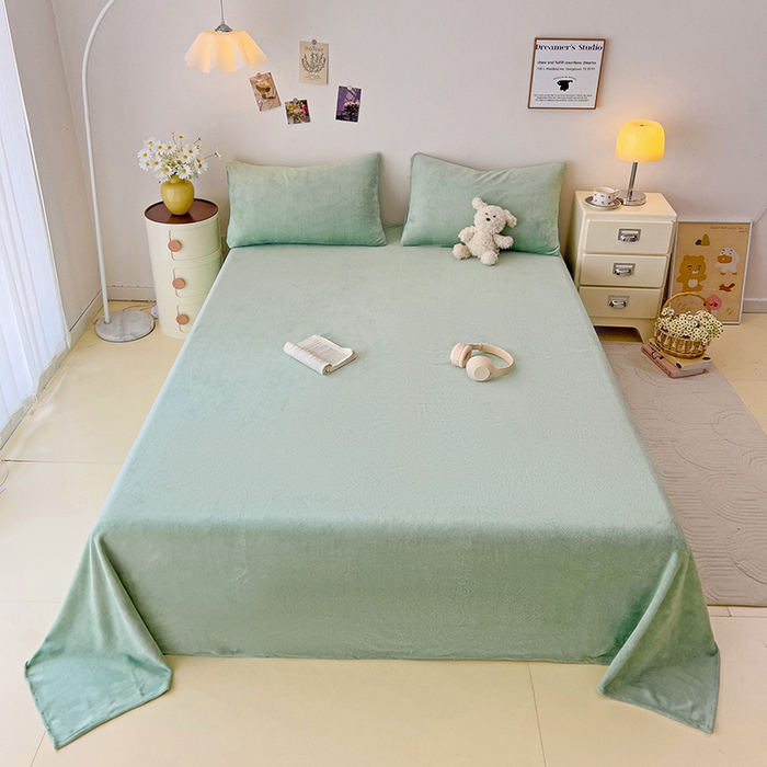 91家纺网 家纺一手货源 找家纺 芷凡家纺 2025新款A类牛奶绒纯色条纹格子床单 牛奶绒床单-藻绿