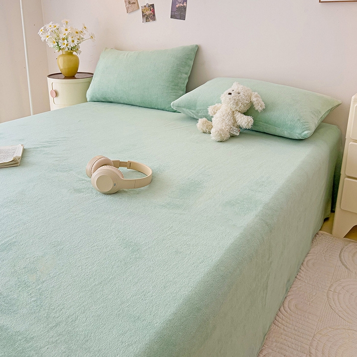 91家纺网 家纺一手货源 找家纺 芷凡家纺 2025新款A类牛奶绒纯色条纹格子床单 牛奶绒床单-藻绿