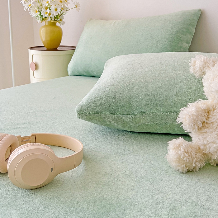 91家纺网 家纺一手货源 找家纺 芷凡家纺 2025新款A类牛奶绒纯色条纹格子床单 牛奶绒床单-藻绿