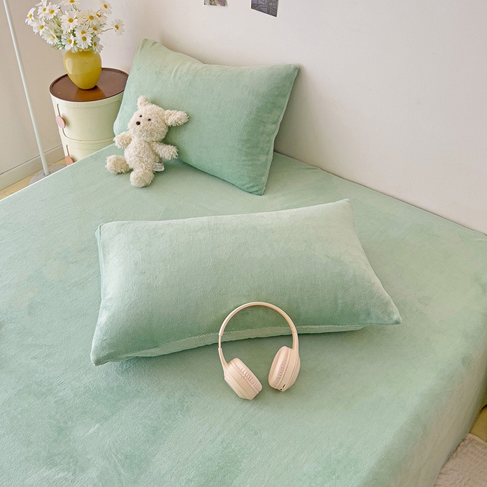 91家纺网 家纺一手货源 找家纺 芷凡家纺 2025新款A类牛奶绒纯色条纹格子床单 牛奶绒床单-藻绿