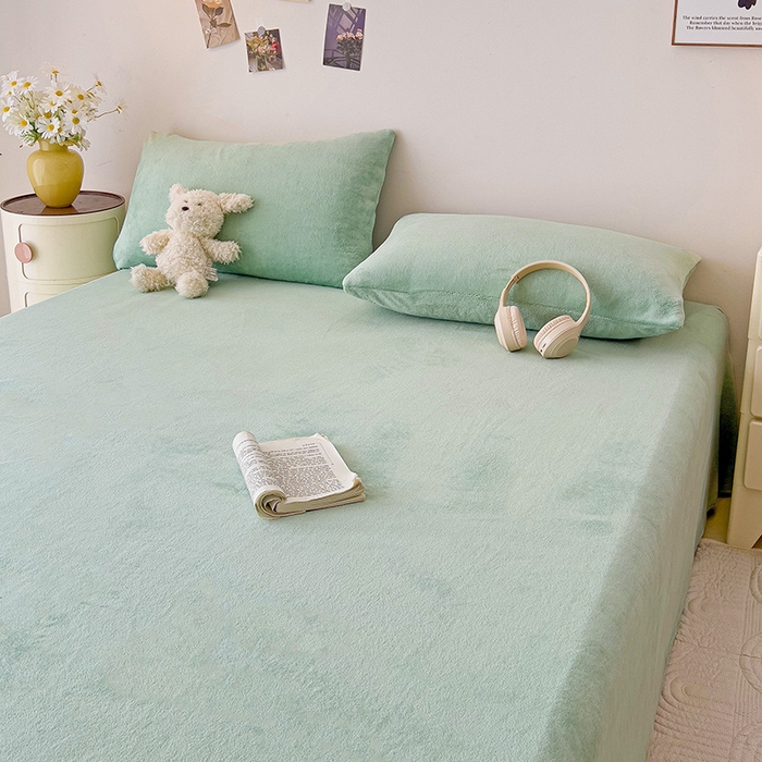 91家纺网 家纺一手货源 找家纺 芷凡家纺 2025新款A类牛奶绒纯色条纹格子床单 牛奶绒床单-藻绿