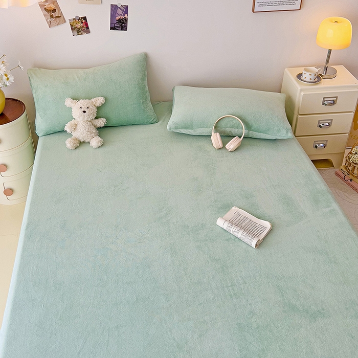 91家纺网 家纺一手货源 找家纺 芷凡家纺 2025新款A类牛奶绒纯色条纹格子床单 牛奶绒床单-藻绿