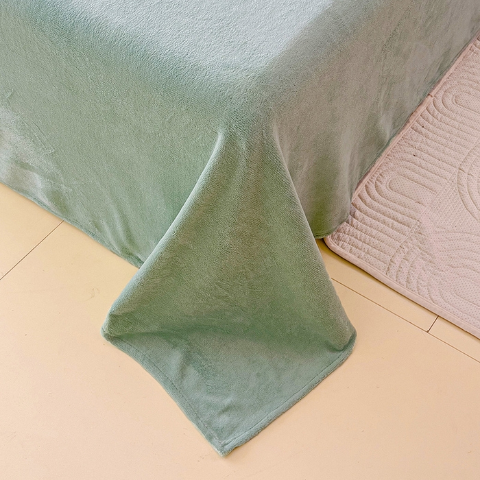 91家纺网 家纺一手货源 找家纺 芷凡家纺 2025新款A类牛奶绒纯色条纹格子床单 牛奶绒床单-藻绿