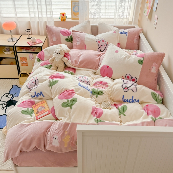 91家纺网 家纺一手货源 找家纺 （总）懒猫家纺 2025新款牛奶绒印花刺绣四件套