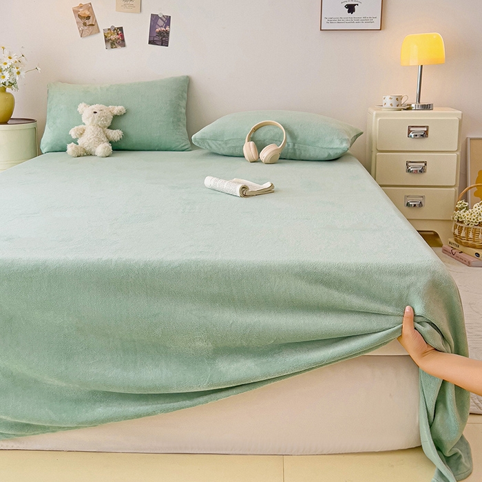 91家纺网 家纺一手货源 找家纺 芷凡家纺 2025新款A类牛奶绒纯色条纹格子床单 牛奶绒床单-藻绿