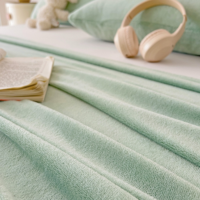 91家纺网 家纺一手货源 找家纺 芷凡家纺 2025新款A类牛奶绒纯色条纹格子床单 牛奶绒床单-藻绿