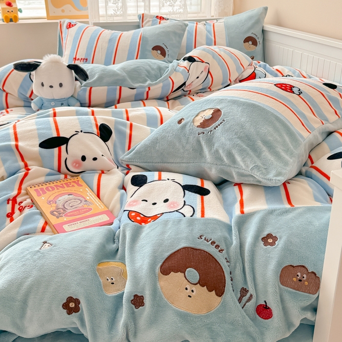 91家纺网 家纺一手货源 找家纺 懒猫家纺 2025新款牛奶绒印花刺绣四件套 草莓小狗