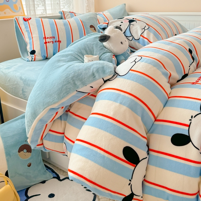 91家纺网 家纺一手货源 找家纺 懒猫家纺 2025新款牛奶绒印花刺绣四件套 草莓小狗