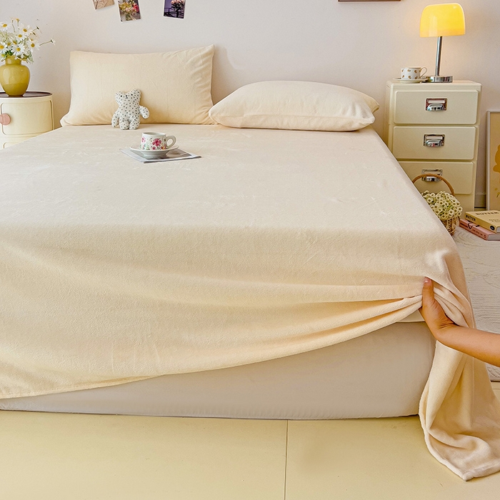 91家纺网 家纺一手货源 找家纺 芷凡家纺 2025新款A类牛奶绒纯色条纹格子床单 牛奶绒床单-芝士