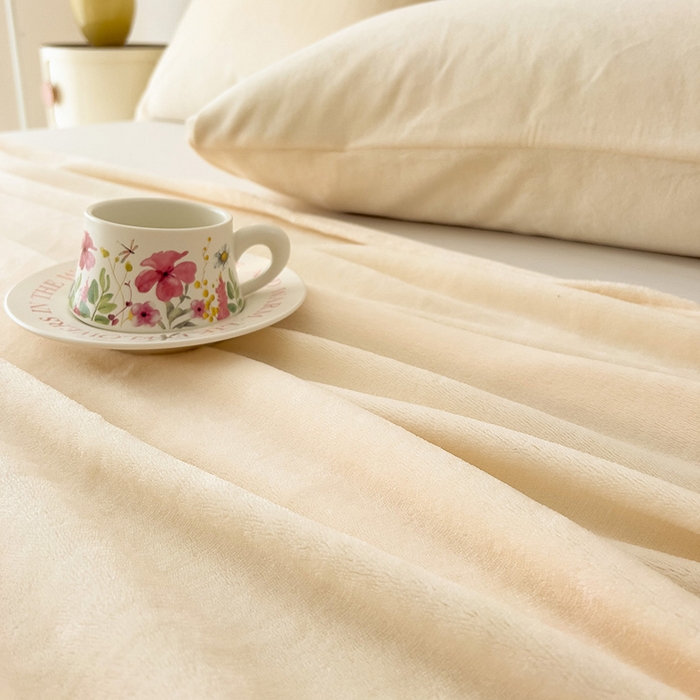 91家纺网 家纺一手货源 找家纺 芷凡家纺 2025新款A类牛奶绒纯色条纹格子床单 牛奶绒床单-芝士