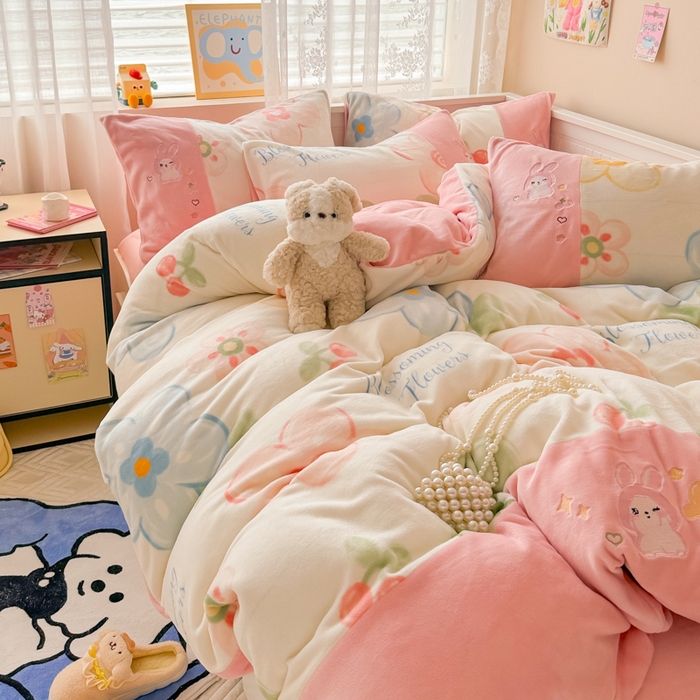 91家纺网 家纺一手货源 找家纺 懒猫家纺 2025新款牛奶绒印花刺绣四件套 灿烂花开