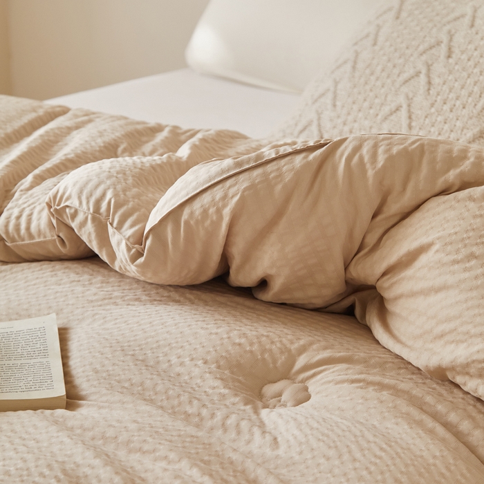 91家纺网 家纺一手货源 找家纺 大彩家居 2025新款A类亲肤泡泡纱棉花被被子被芯 咖色