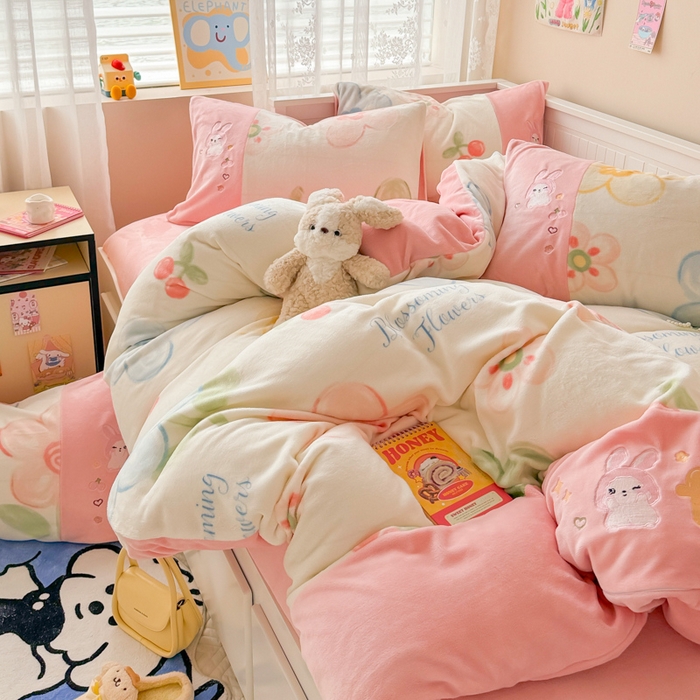 91家纺网 家纺一手货源 找家纺 懒猫家纺 2025新款牛奶绒印花刺绣四件套 灿烂花开