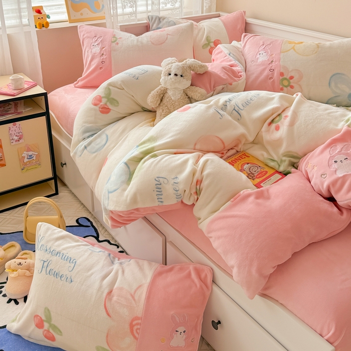 91家纺网 家纺一手货源 找家纺 懒猫家纺 2025新款牛奶绒印花刺绣四件套 灿烂花开