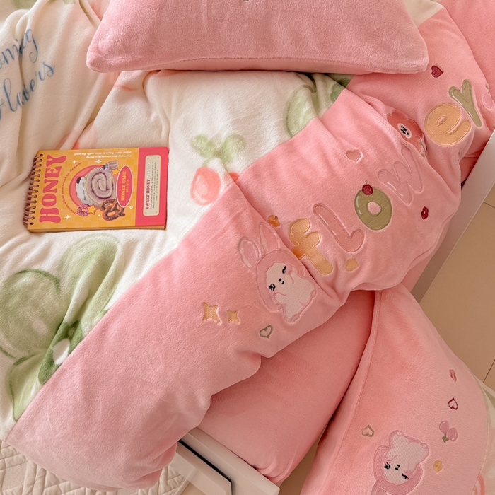 91家纺网 家纺一手货源 找家纺 懒猫家纺 2025新款牛奶绒印花刺绣四件套 灿烂花开