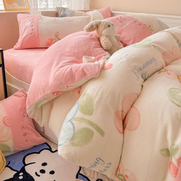 91家纺网 家纺一手货源 找家纺 懒猫家纺 2025新款牛奶绒印花刺绣四件套 灿烂花开