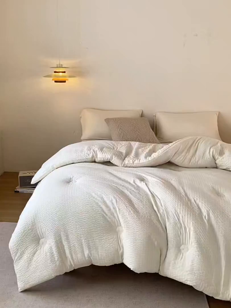 91家纺网 家纺一手货源 找家纺 大彩家居 2025新款A类亲肤泡泡纱棉花被被子被芯 白色