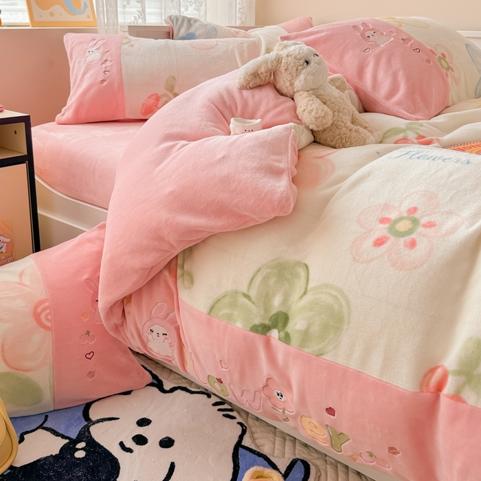 91家纺网 家纺一手货源 找家纺 懒猫家纺 2025新款牛奶绒印花刺绣四件套 灿烂花开