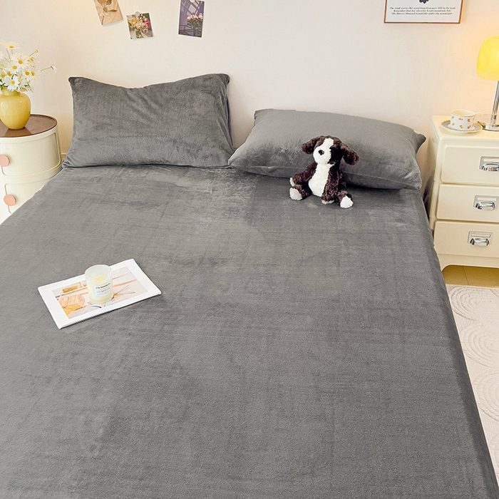 91家纺网 家纺一手货源 找家纺 芷凡家纺 2025新款A类牛奶绒纯色条纹格子床单 牛奶绒床单-中灰