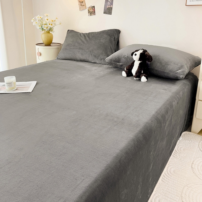 91家纺网 家纺一手货源 找家纺 芷凡家纺 2025新款A类牛奶绒纯色条纹格子床单 牛奶绒床单-中灰