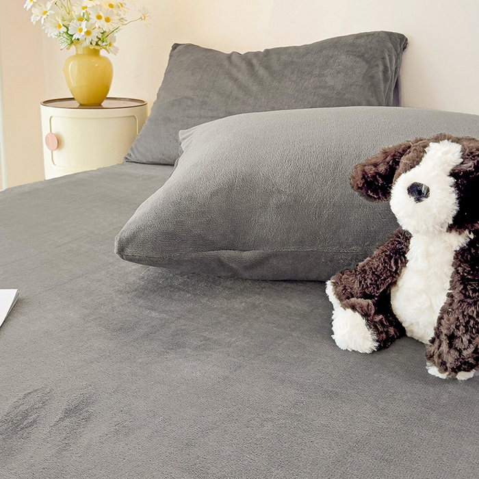 91家纺网 家纺一手货源 找家纺 芷凡家纺 2025新款A类牛奶绒纯色条纹格子床单 牛奶绒床单-中灰