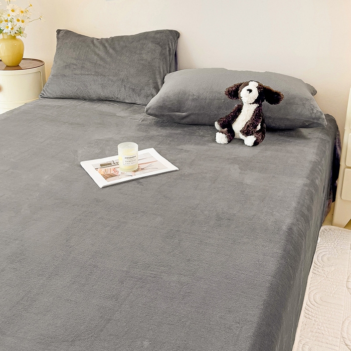 91家纺网 家纺一手货源 找家纺 芷凡家纺 2025新款A类牛奶绒纯色条纹格子床单 牛奶绒床单-中灰