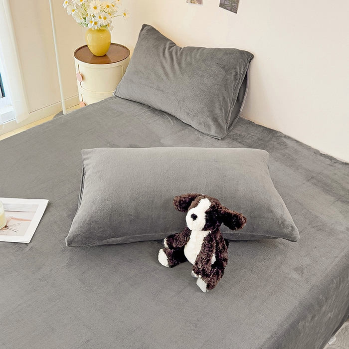 91家纺网 家纺一手货源 找家纺 芷凡家纺 2025新款A类牛奶绒纯色条纹格子床单 牛奶绒床单-中灰