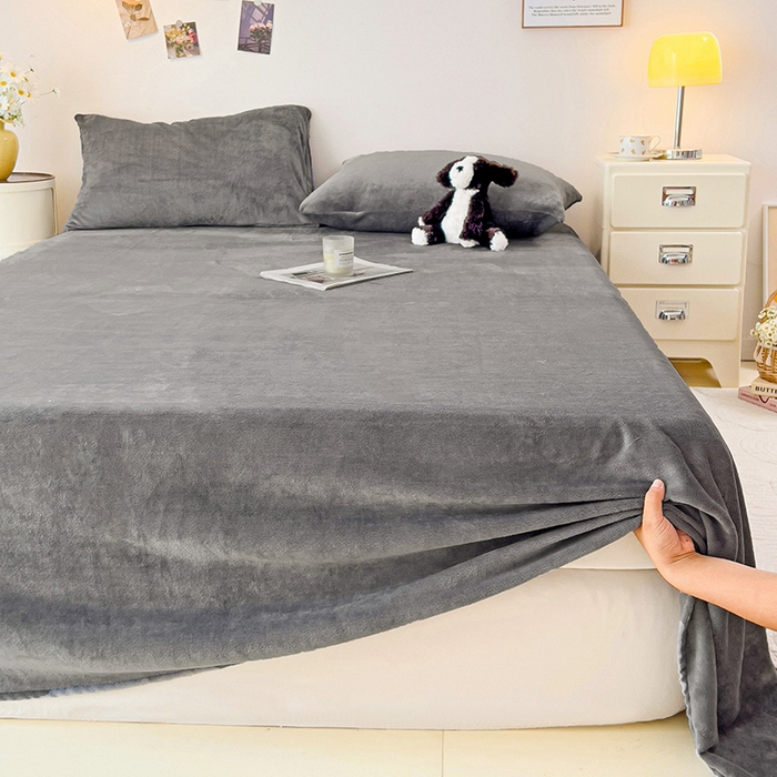 91家纺网 家纺一手货源 找家纺 芷凡家纺 2025新款A类牛奶绒纯色条纹格子床单 牛奶绒床单-中灰