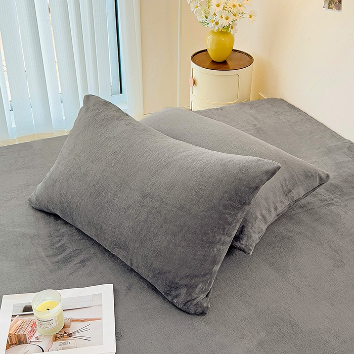 91家纺网 家纺一手货源 找家纺 芷凡家纺 2025新款A类牛奶绒纯色条纹格子床单 牛奶绒床单-中灰