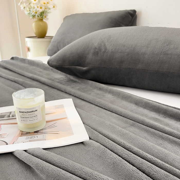 91家纺网 家纺一手货源 找家纺 芷凡家纺 2025新款A类牛奶绒纯色条纹格子床单 牛奶绒床单-中灰