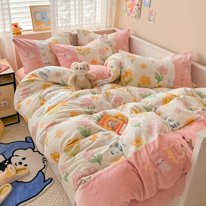 91家纺网 家纺一手货源 找家纺 懒猫家纺 2025新款牛奶绒印花刺绣四件套 花丛兔兔