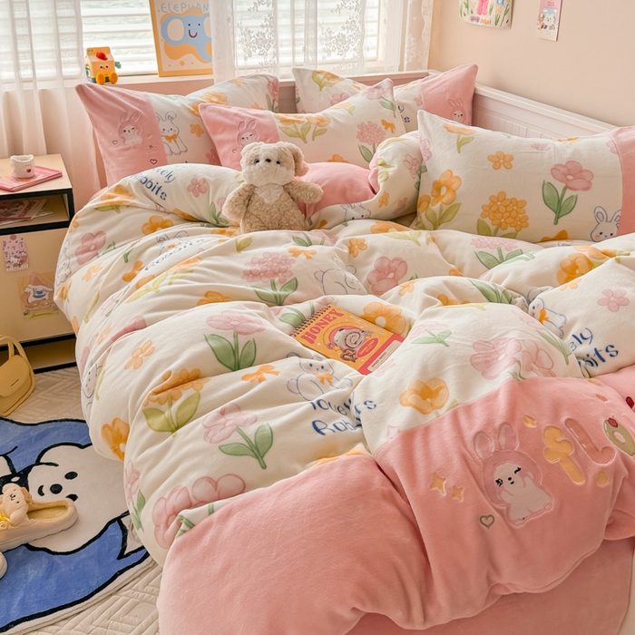 91家纺网 家纺一手货源 找家纺 懒猫家纺 2025新款牛奶绒印花刺绣四件套 花丛兔兔