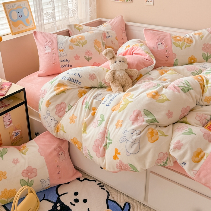 91家纺网 家纺一手货源 找家纺 懒猫家纺 2025新款牛奶绒印花刺绣四件套 花丛兔兔