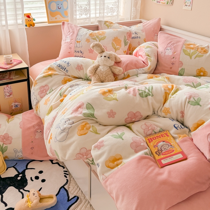 91家纺网 家纺一手货源 找家纺 懒猫家纺 2025新款牛奶绒印花刺绣四件套 花丛兔兔