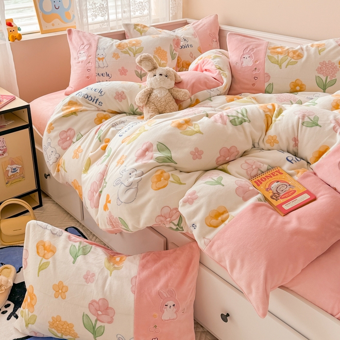 91家纺网 家纺一手货源 找家纺 懒猫家纺 2025新款牛奶绒印花刺绣四件套 花丛兔兔