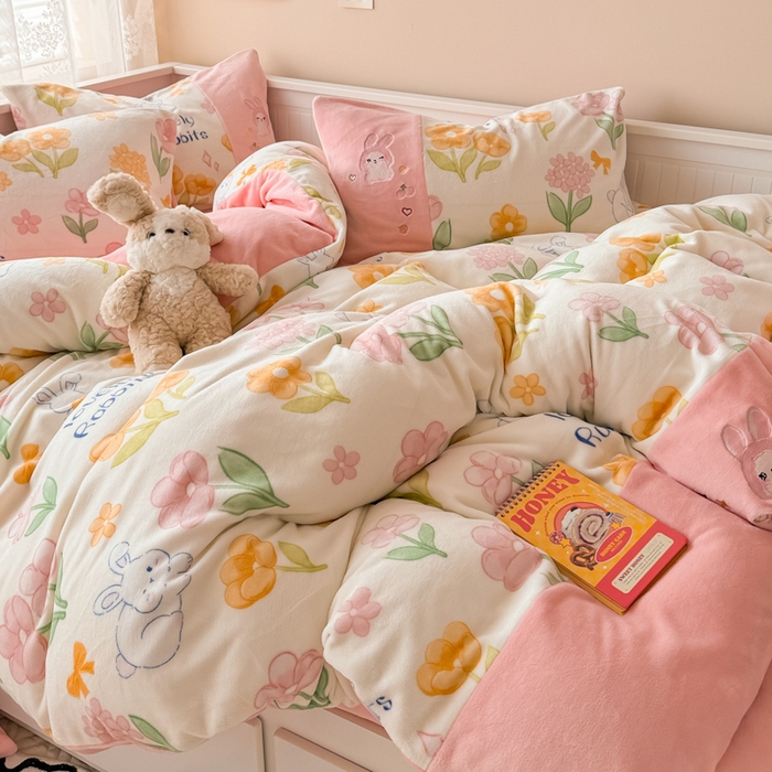 91家纺网 家纺一手货源 找家纺 懒猫家纺 2025新款牛奶绒印花刺绣四件套 花丛兔兔