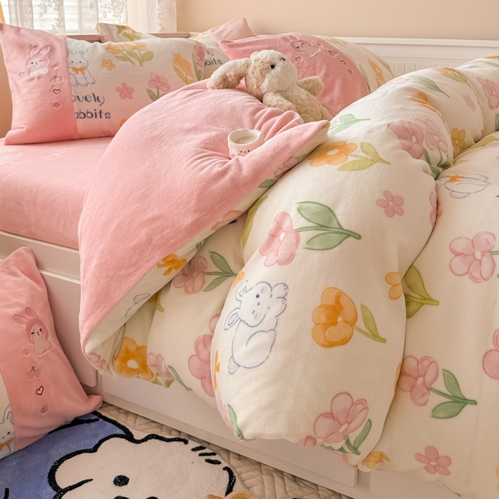 91家纺网 家纺一手货源 找家纺 懒猫家纺 2025新款牛奶绒印花刺绣四件套 花丛兔兔