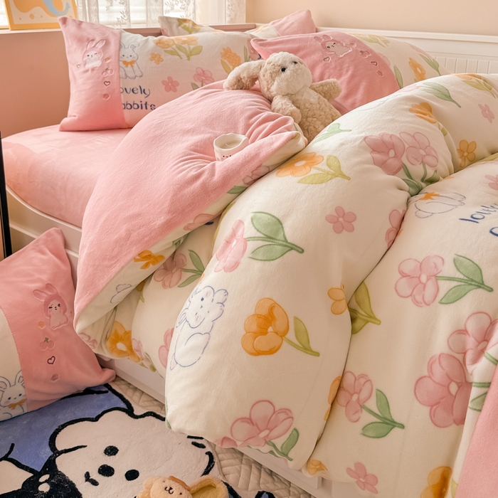 91家纺网 家纺一手货源 找家纺 懒猫家纺 2025新款牛奶绒印花刺绣四件套 花丛兔兔