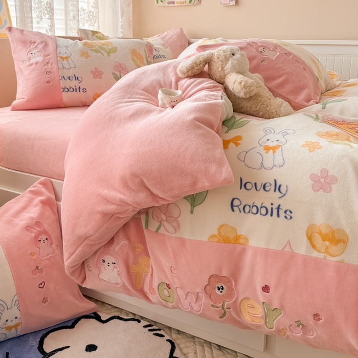 91家纺网 家纺一手货源 找家纺 懒猫家纺 2025新款牛奶绒印花刺绣四件套 花丛兔兔