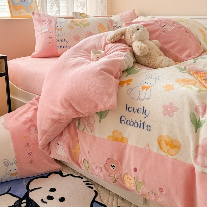 91家纺网 家纺一手货源 找家纺 懒猫家纺 2025新款牛奶绒印花刺绣四件套 花丛兔兔