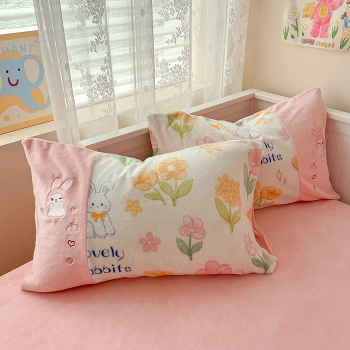 91家纺网 家纺一手货源 找家纺 懒猫家纺 2025新款牛奶绒印花刺绣四件套 花丛兔兔