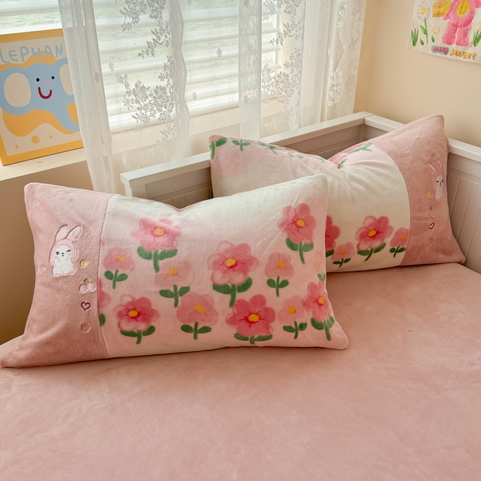 91家纺网 家纺一手货源 找家纺 懒猫家纺 2025新款牛奶绒印花刺绣四件套 花花世界