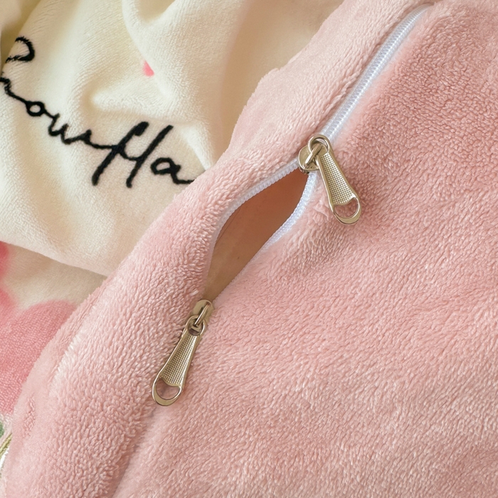 91家纺网 家纺一手货源 找家纺 懒猫家纺 2025新款牛奶绒印花刺绣四件套 花花世界