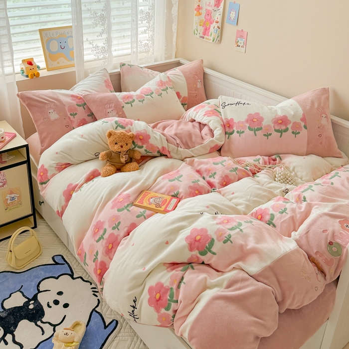 91家纺网 家纺一手货源 找家纺 懒猫家纺 2025新款牛奶绒印花刺绣四件套 花花世界