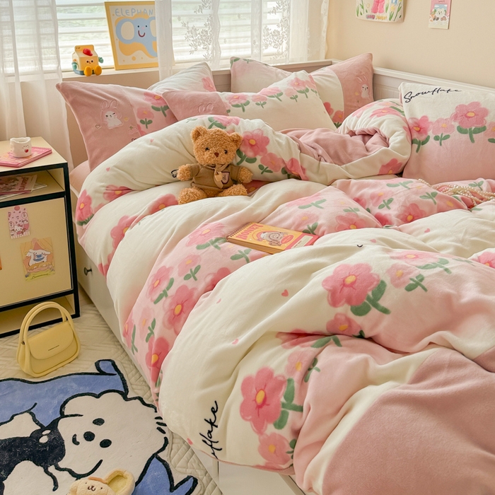 91家纺网 家纺一手货源 找家纺 懒猫家纺 2025新款牛奶绒印花刺绣四件套 花花世界