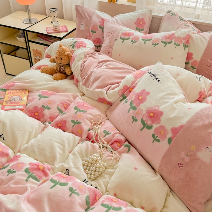 91家纺网 家纺一手货源 找家纺 懒猫家纺 2025新款牛奶绒印花刺绣四件套 花花世界